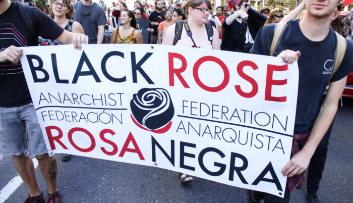 Miembros de Black Rose sosteniendo un cartel