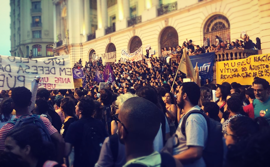Photo of protest crowd in response to the national museum fire.