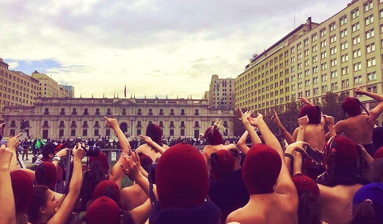 Students feminists direct their rage at La Moneda, the presidential palace. Source: Alma @alpezmar